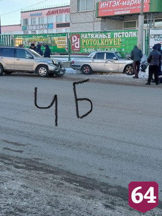 Под Саратовом «Волга» протаранила иномарку и врезалась в столб