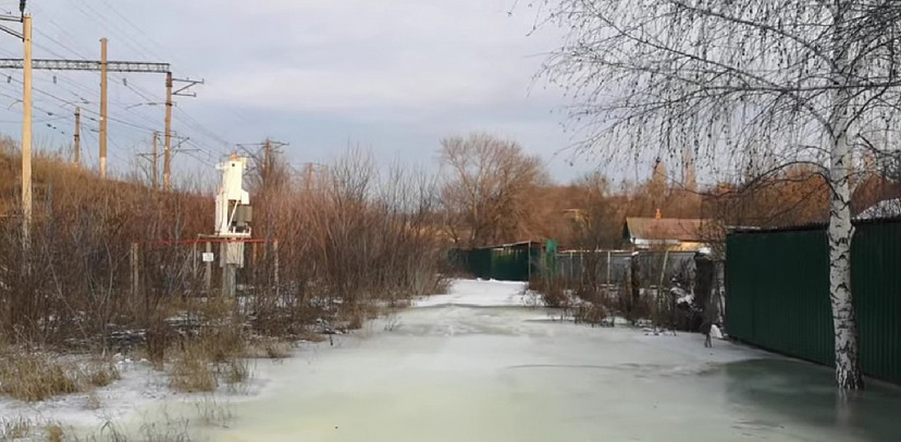 Дома и огороды поселка в Саратове затапливают грунтовые воды