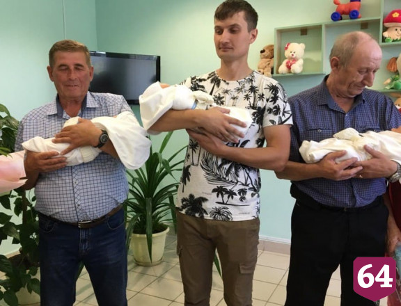 В Саратове родителям тройняшек вручили «торт» из подгузников 