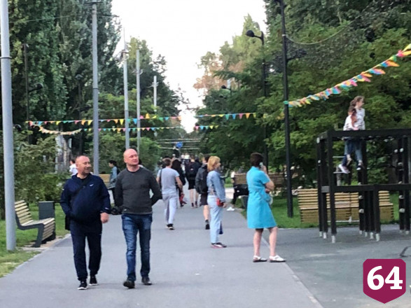 Жители Саратова вышли на вечернюю прогулку без масок