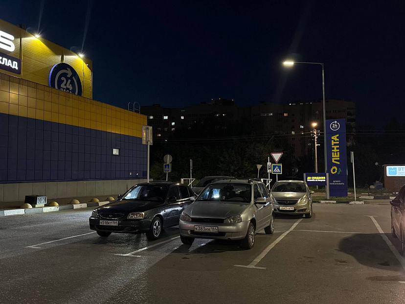 В Энгельсе пенсионерка устроила на парковке стриптиз за 50 рублей 