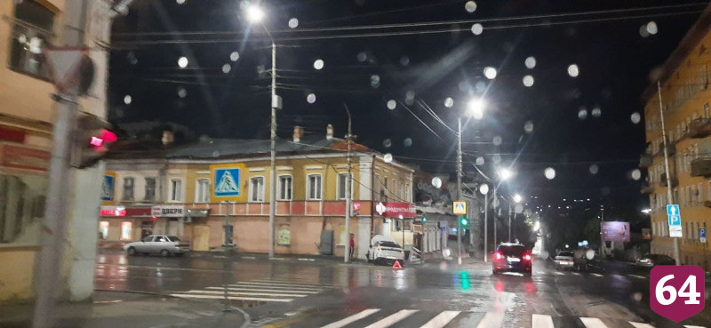 В центре Саратова  легковушка протаранила продуктовый магазин