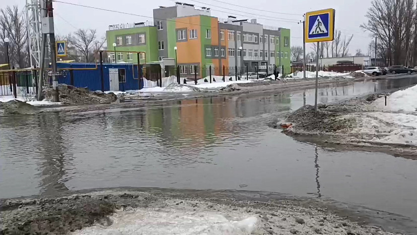 Затопленный перекресток у детского сада напомнил саратовцам Венецию