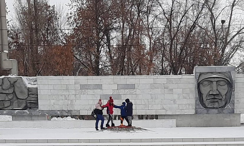 В Саратовской области дети заплевали Вечный огонь