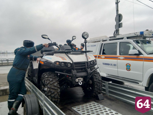 Саратовские спасатели в присутствии губернатора достали из воды рыбаков 