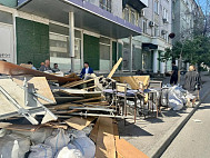 В центре Саратова тротуар завалили строительным мусором 