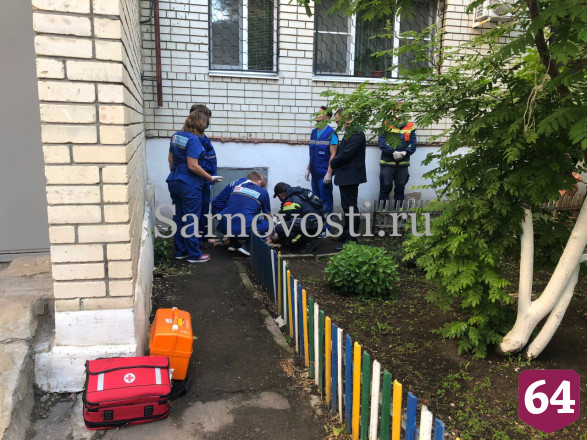 В Саратове 2-летний ребенок выпал из окна и разбился насмерть