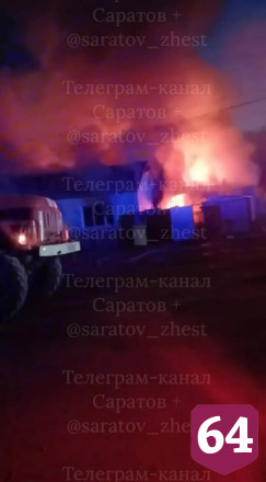 Крупный пожар охватил двухквартирный дом в саратовском поселке