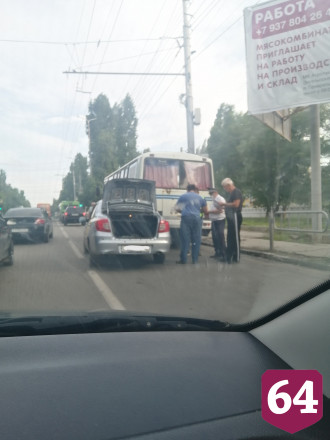 На проспекте 50 лет Октября легковушка залетела под автобус
