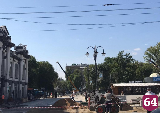 В Саратове убрали арку и рекламные щиты с Аллеи роз