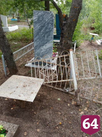 Вандалы разграбили могилы на городском кладбище