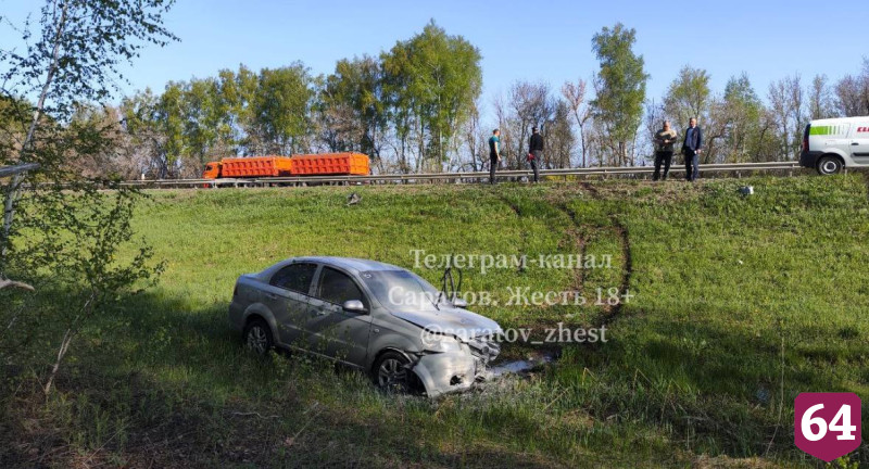 В Саратовской области иномарка слетела с трассы в кювет