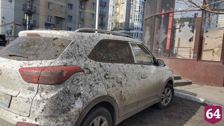 В Саратове припаркованные машины при уборке улиц закидали грязью