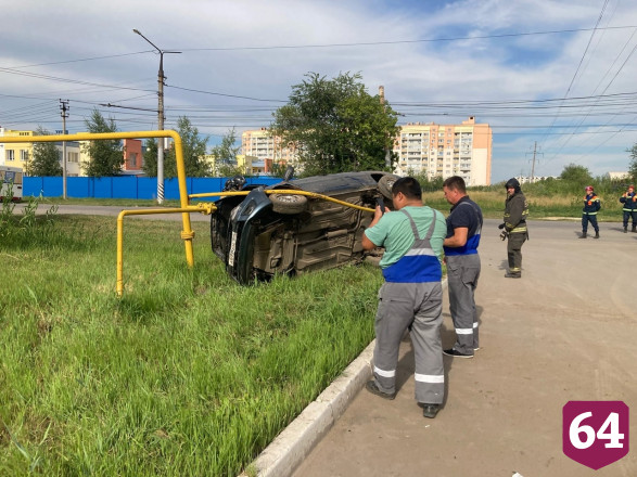 В Энгельсе автомобиль снес газовую трубу