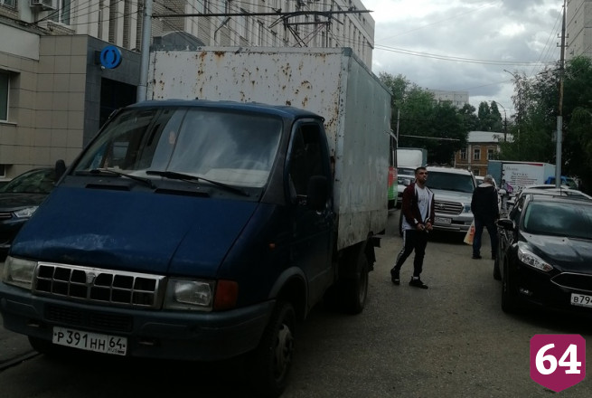Водитель «Газели» перекрыл движение в Мирном переулке