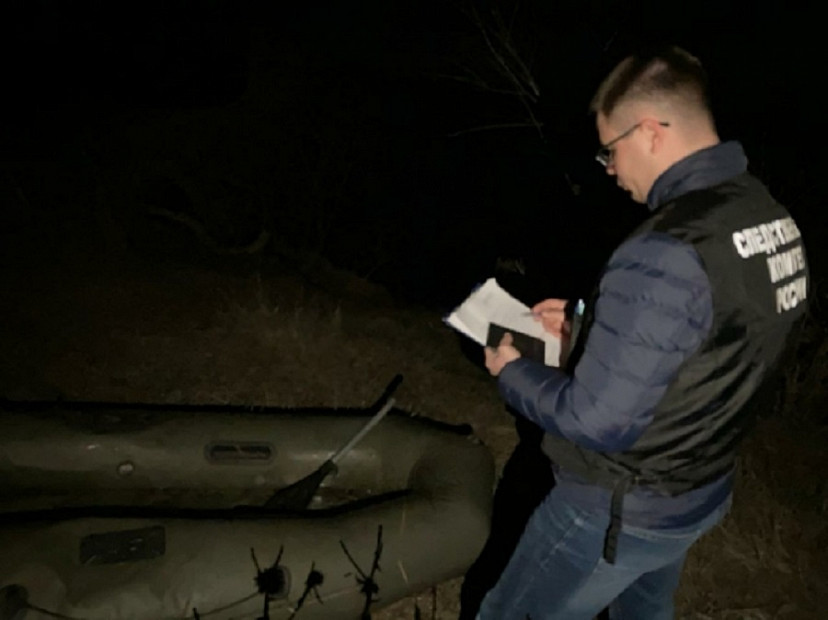 Родственники достали из реки тело рыбака 