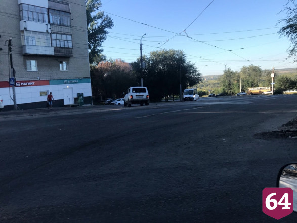 В Саратове трамвай сошел с рельсов и протаранил внедорожник