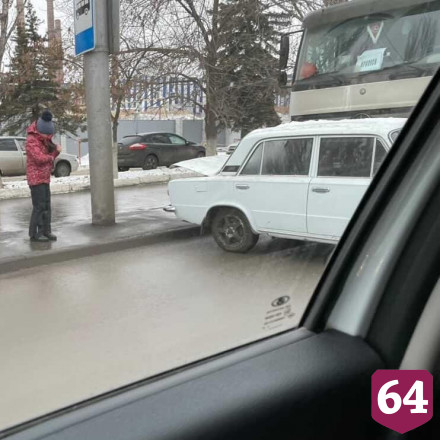 В Саратове автоцистерна протаранила легковушку с беременной женщиной