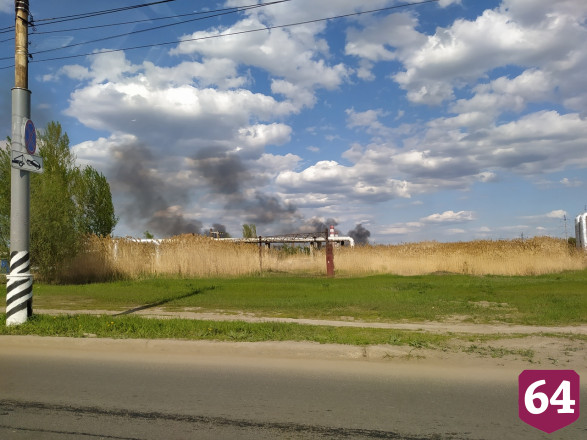 Пожарные тушили камыши на окраине Энгельса