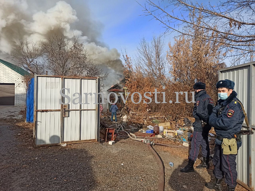 Пожарные тушат полыхающий дом в Саратове