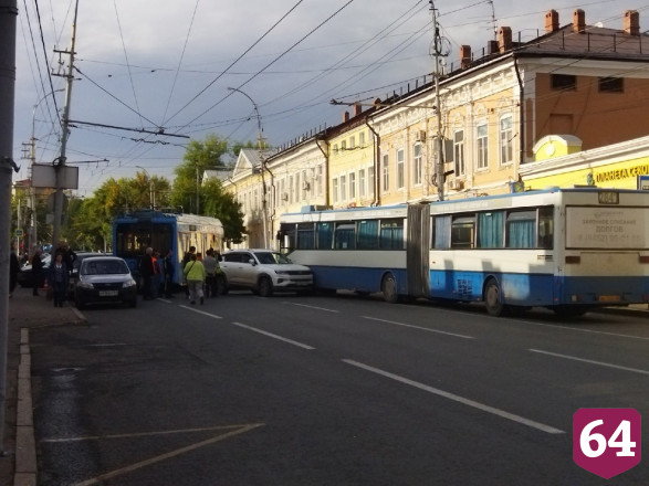 В центре Саратова столкновение иномарки и троллейбуса парализовало движение