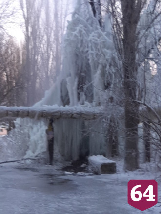 Саратовцы показали замерзшие коммунальные водопады