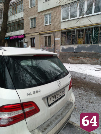 В Саратове автохам бросил Mercedes на тротуаре