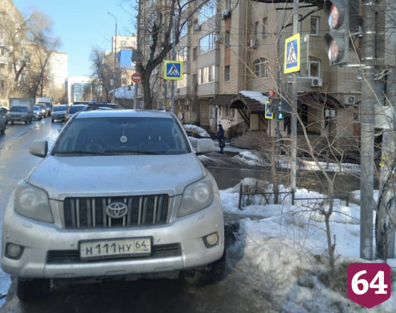 В Саратове автохам на внедорожнике запарковался на пешеходном переходе