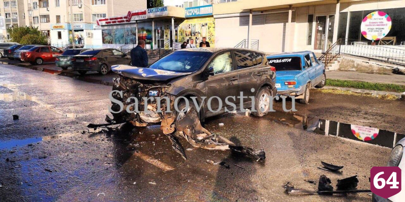В Энгельсе трое ранены в массовой аварии с 5 машинами