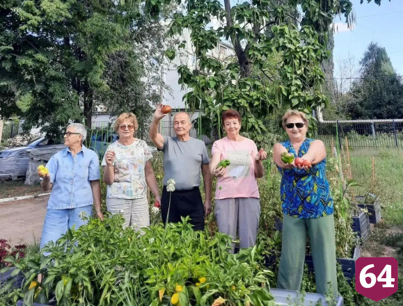 В Энгельсе участники «Активного долголетия» собирают экологичный урожай и новых друзей
