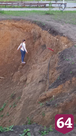 В саратовском парке дети по кабелю поднимаются в гору