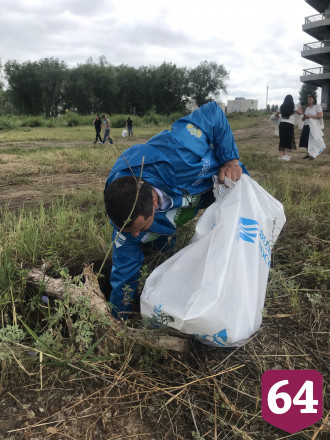 Саратовский чиновник расчистил под мостом сточный коллектор