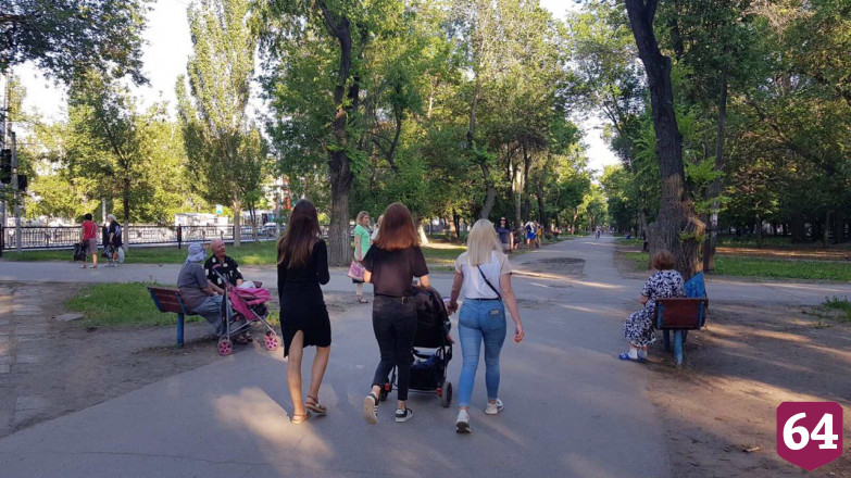 Саратовцы из группы риска продолжают гулять без масок