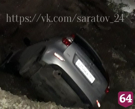 В Саратове ночью автомобиль такси попал в коммунальную траншею 