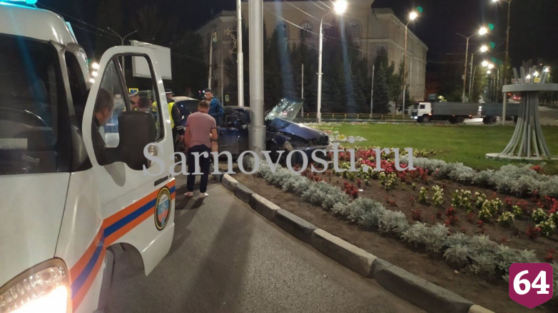 В Саратове пассажир легковушки разбил лицо в ДТП со столбом