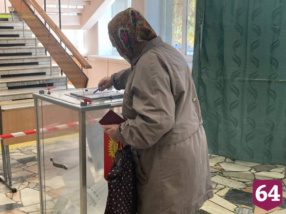 Жители Саратова приходят на выборы семьями