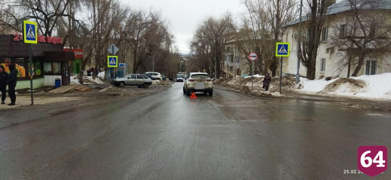 В Саратове автомобилисты сбили на переходах женщину и девочку