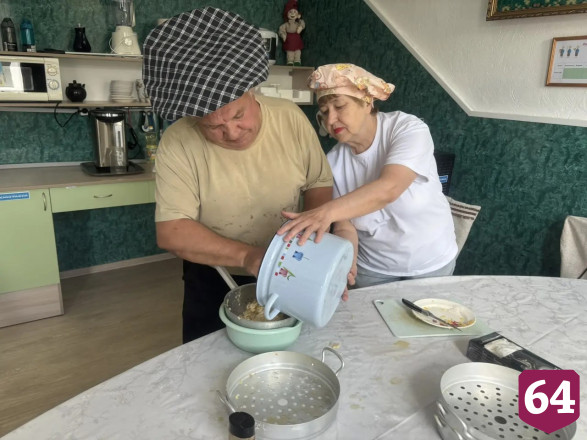 Саратовский пенсионер провел кулинарный мастер-класс по изготовлению вареников