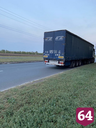 Во время тумана иномарка влетела под припаркованный грузовик