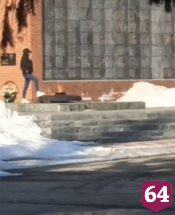 Под Саратовом девушка курила и стряхивала пепел в Вечный огонь