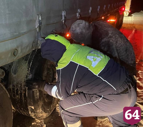 Саратовские полицейские помогли водителю фуры заменить пробитое колесо