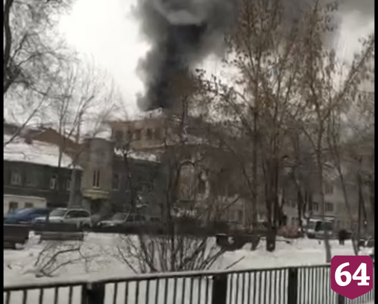 В центре Саратова загорелась школа