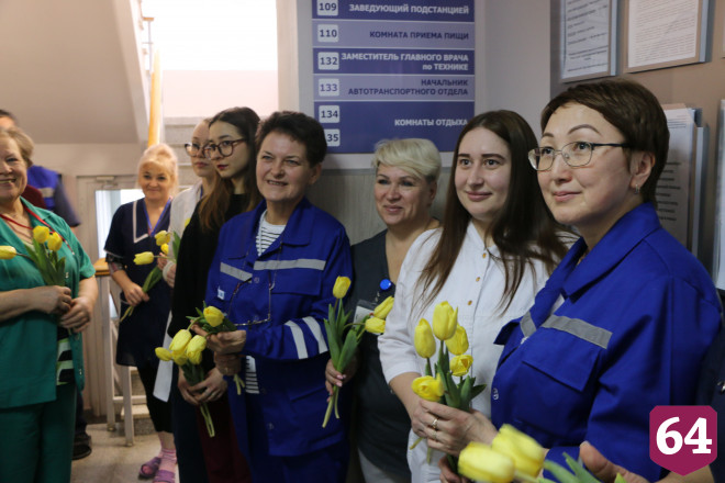 Утро саратовских медиков началось с вручения цветов