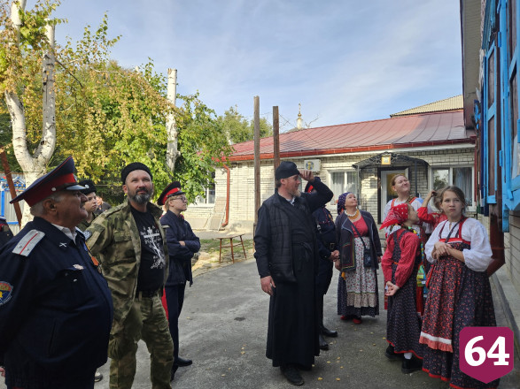 В Саратовской области на казачьем фестивале кормили щами и фланкировали шашкой