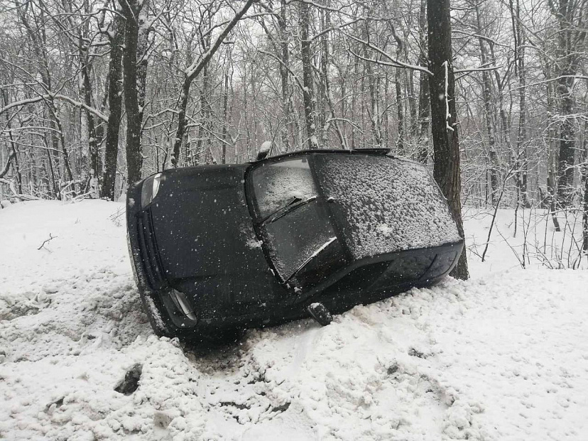 На Кумысной поляне после ДТП опрокинулся внедорожник