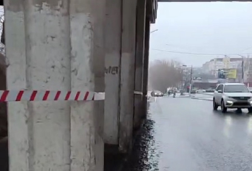 Саратовцы сокращают путь у моста и рискуют попасть под машину 