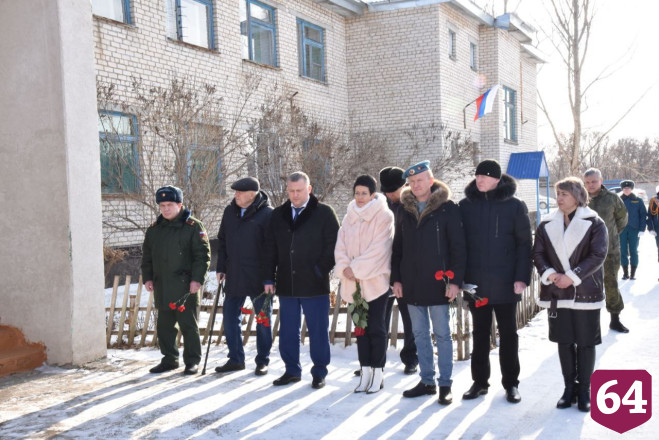 На фасаде саратовской школы появилась доска памяти героя СВО
