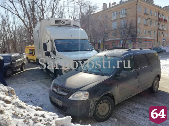 В Саратове водитель легковушки пострадал в ДТП с грузовиком