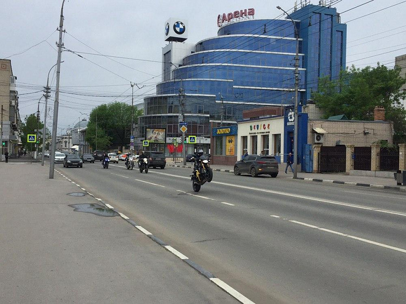 Жители Саратова в День Победы устраивают одиночные автопробеги с флагами