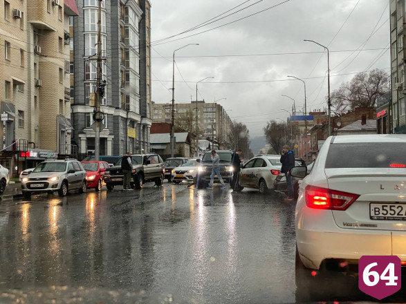 Авария из 8 машин спровоцировала пробку в центре Саратова